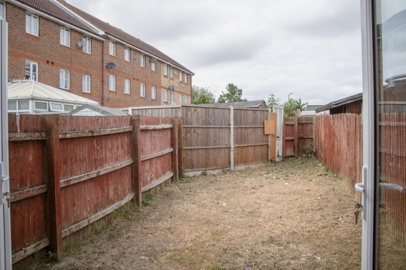 Room Arden Close in Greater London