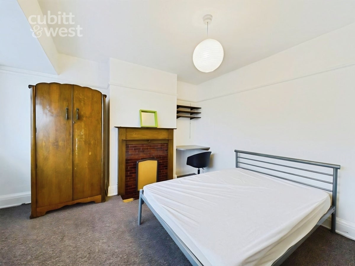 Room Queen Anne Road in Maidstone