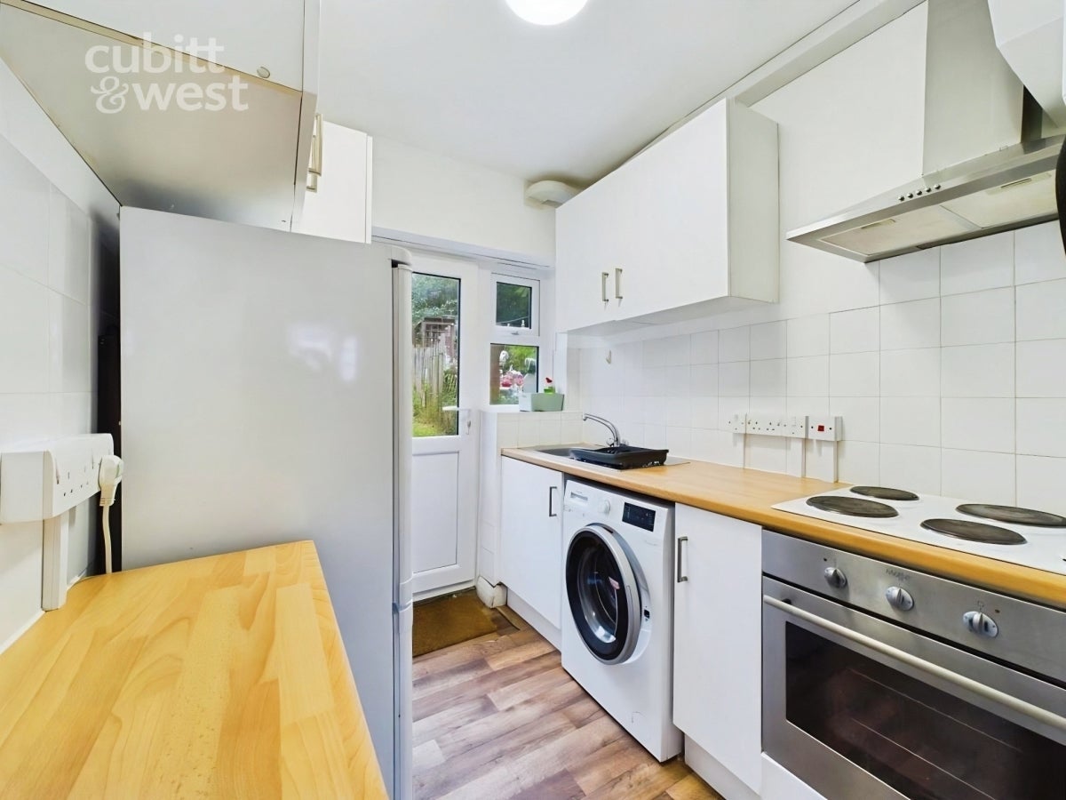 Room Queen Anne Road in Maidstone