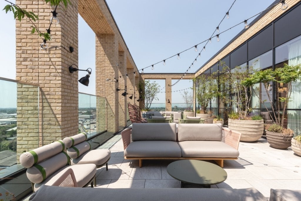 Flat Berkeley Avenue in Greater London