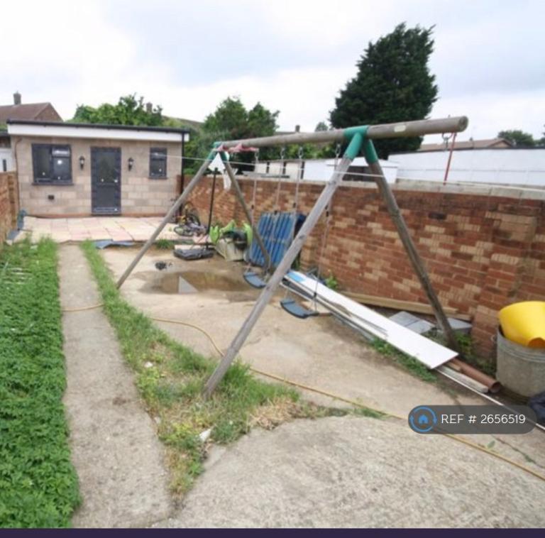 House Stormount Drive in Greater London