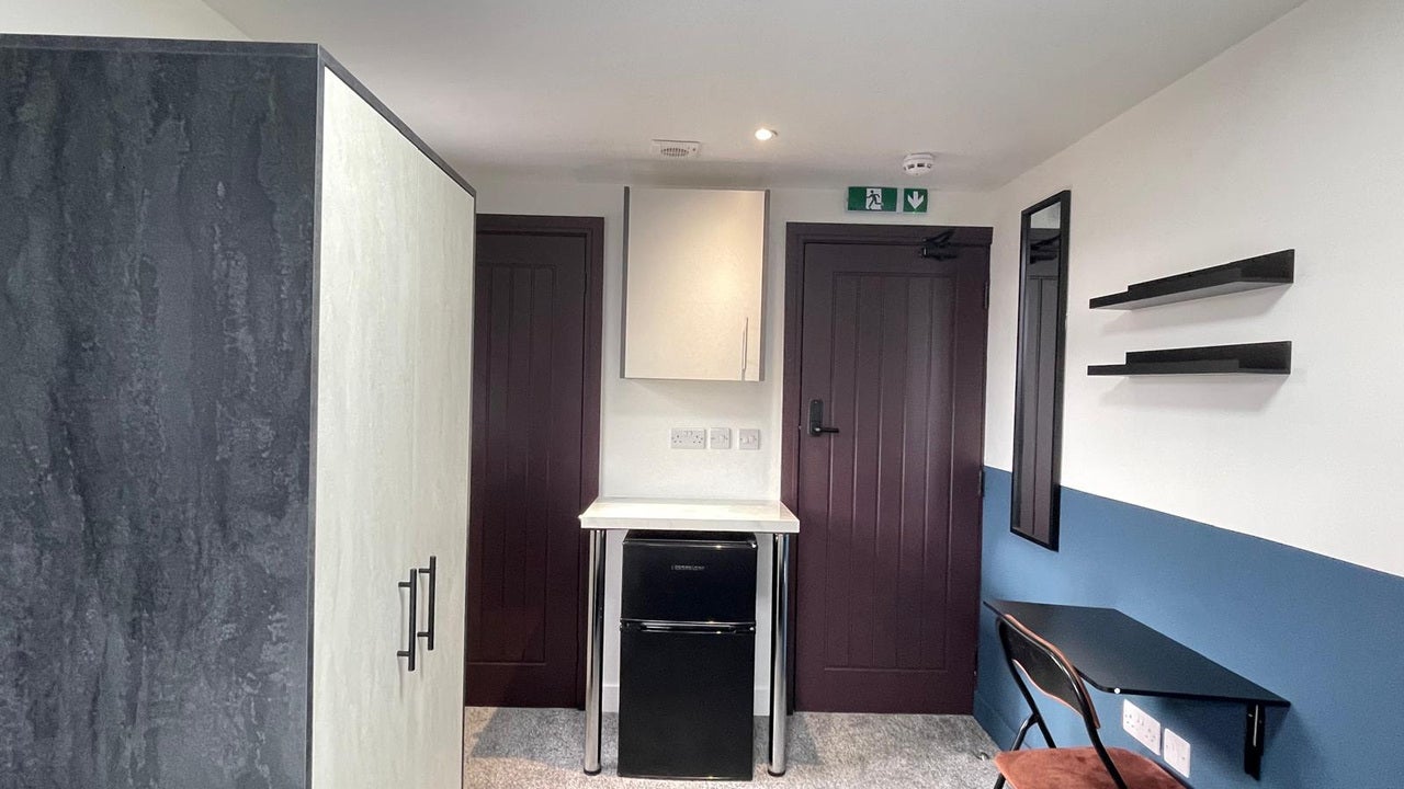 Room Clarendon Road in Luton