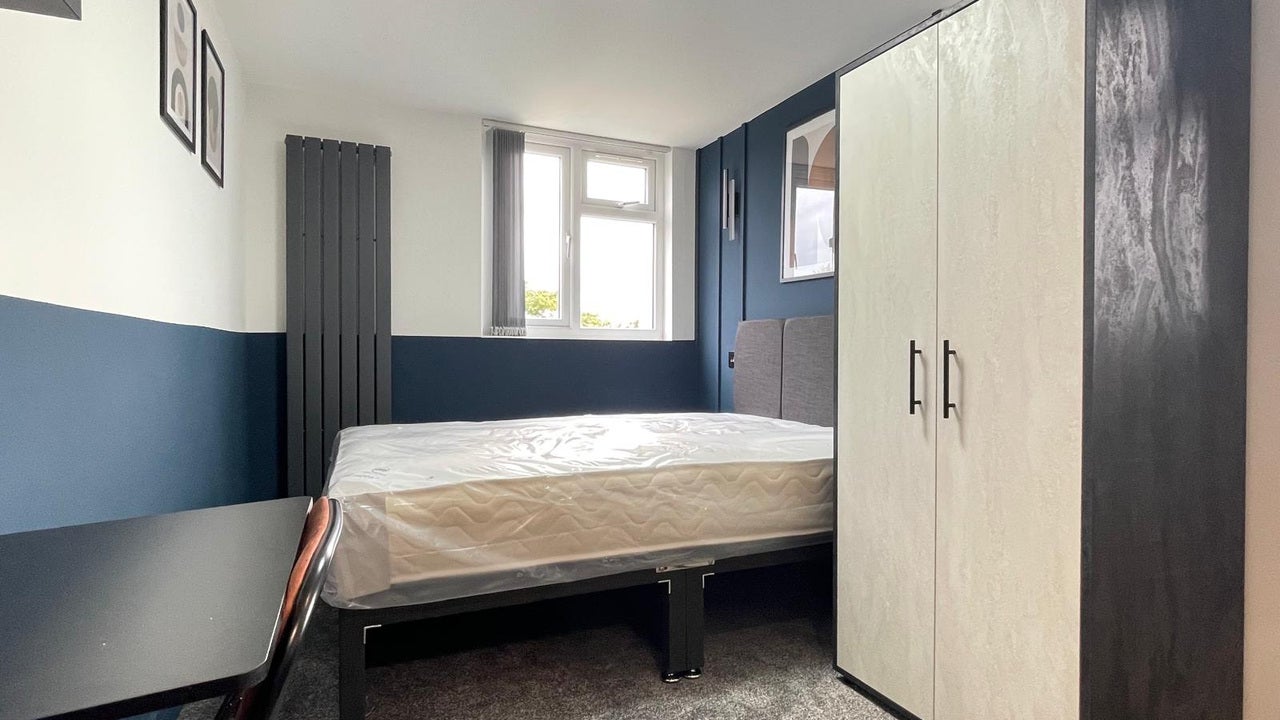 Room Clarendon Road in Luton