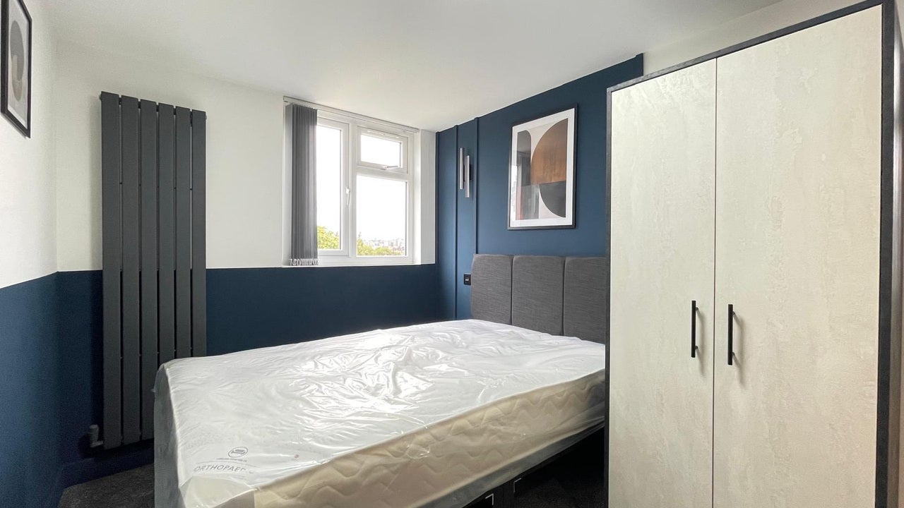 Room Clarendon Road in Luton