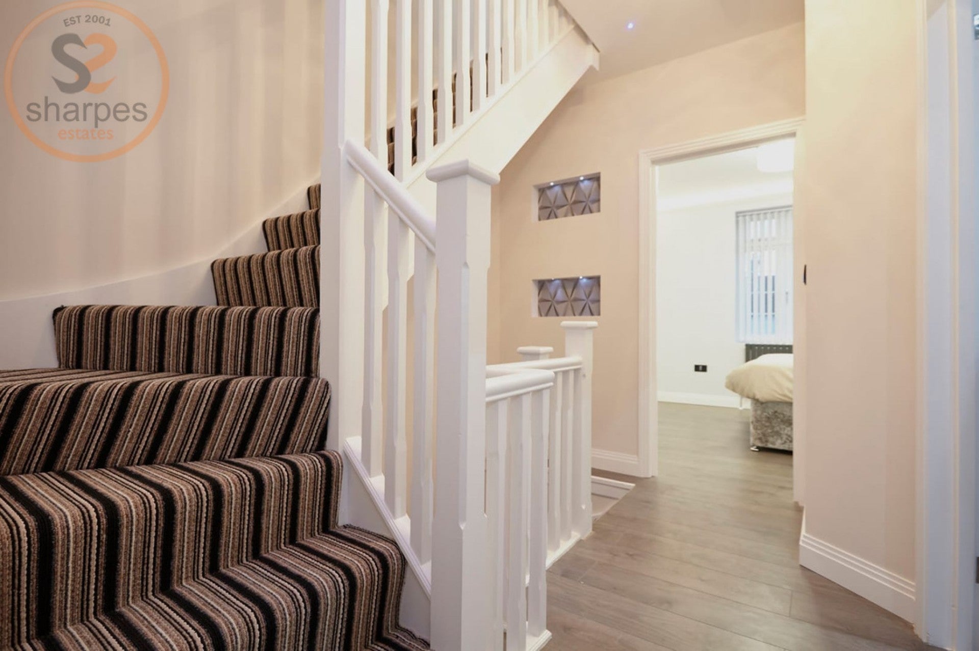 Room Rose Avenue in Greater London