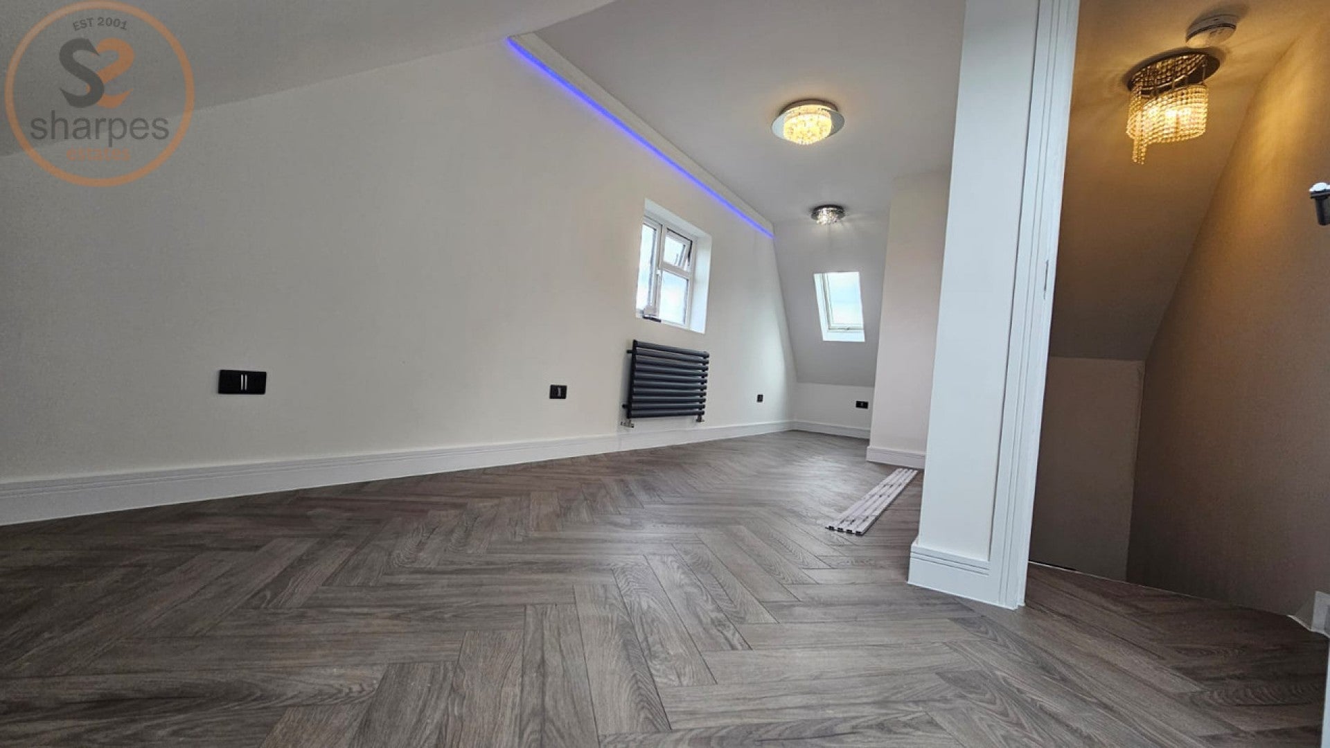 Room Rose Avenue in Greater London