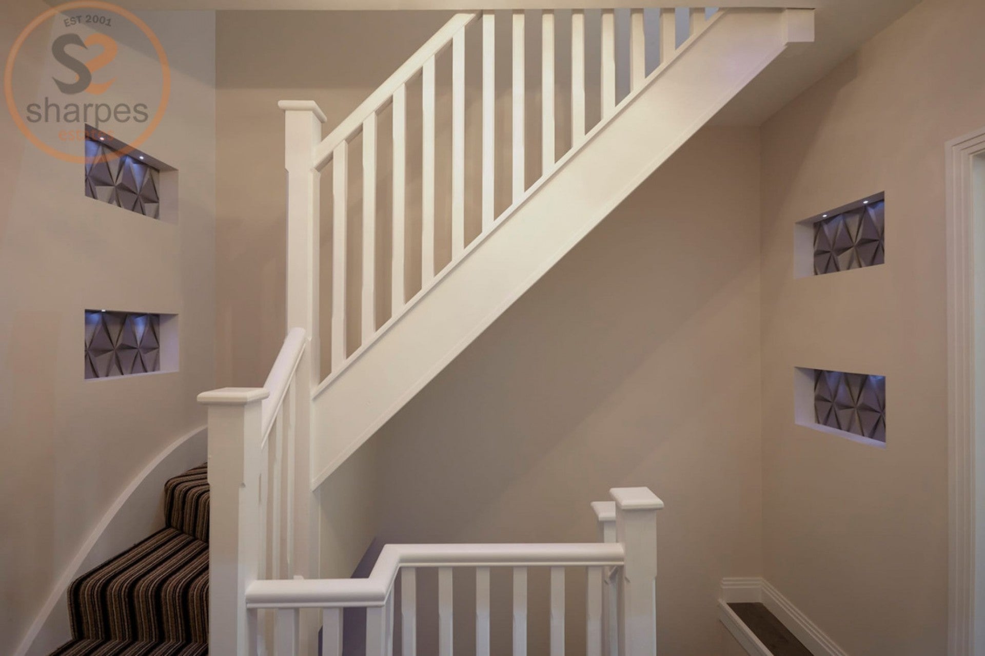 Room Rose Avenue in Greater London