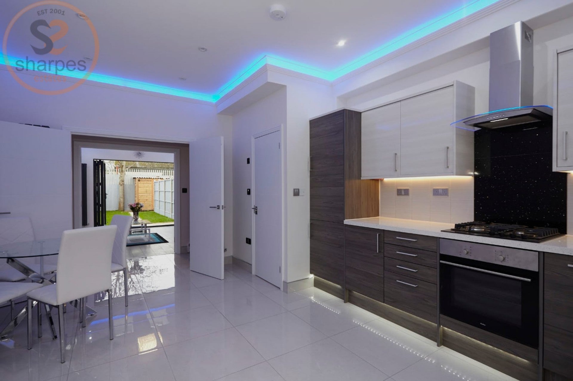 Room Rose Avenue in Greater London