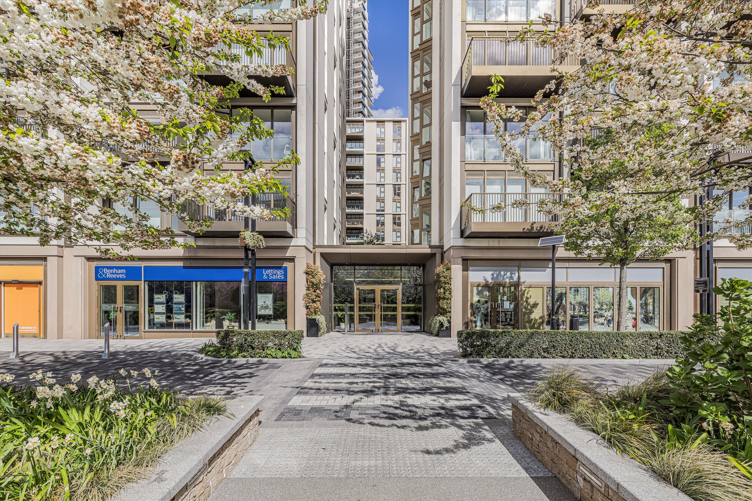Flat Fountain Park Way in Greater London