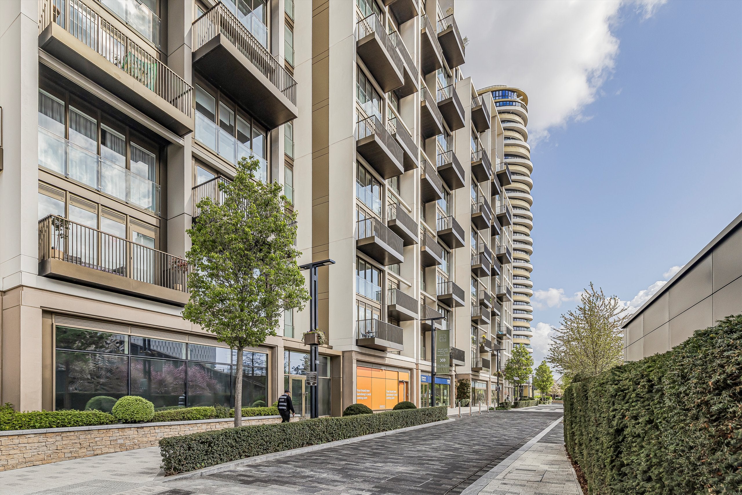 Flat Fountain Park Way in Greater London