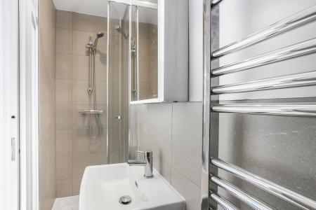 Room Ashenden Road in Guildford