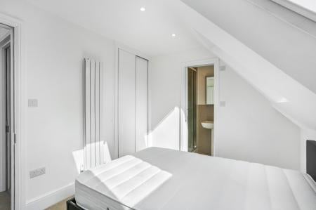 Room Ashenden Road in Guildford