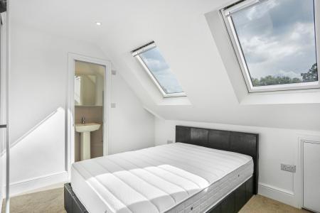 Room Ashenden Road in Guildford