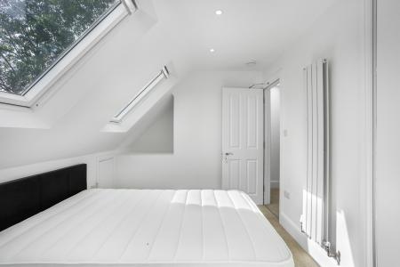 Room Ashenden Road in Guildford
