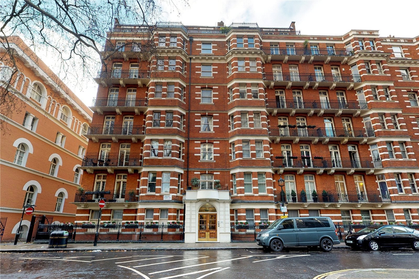 Flat Vauxhall Bridge Road in City of Westminster