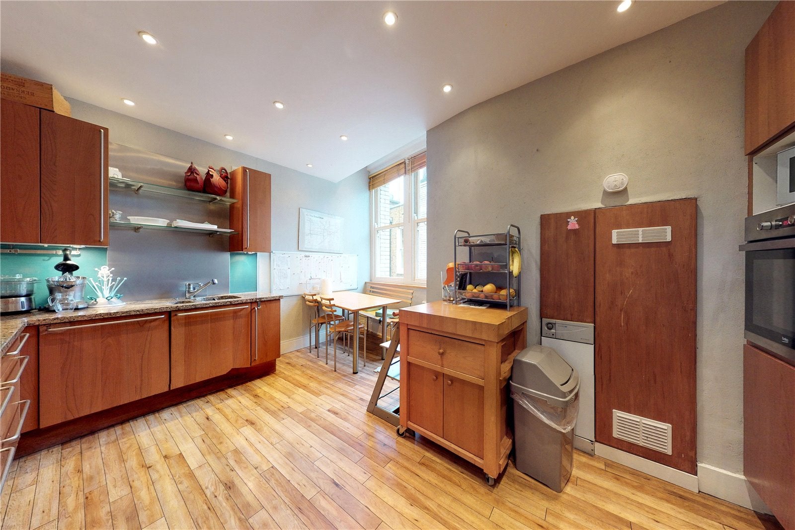 Flat Vauxhall Bridge Road in City of Westminster