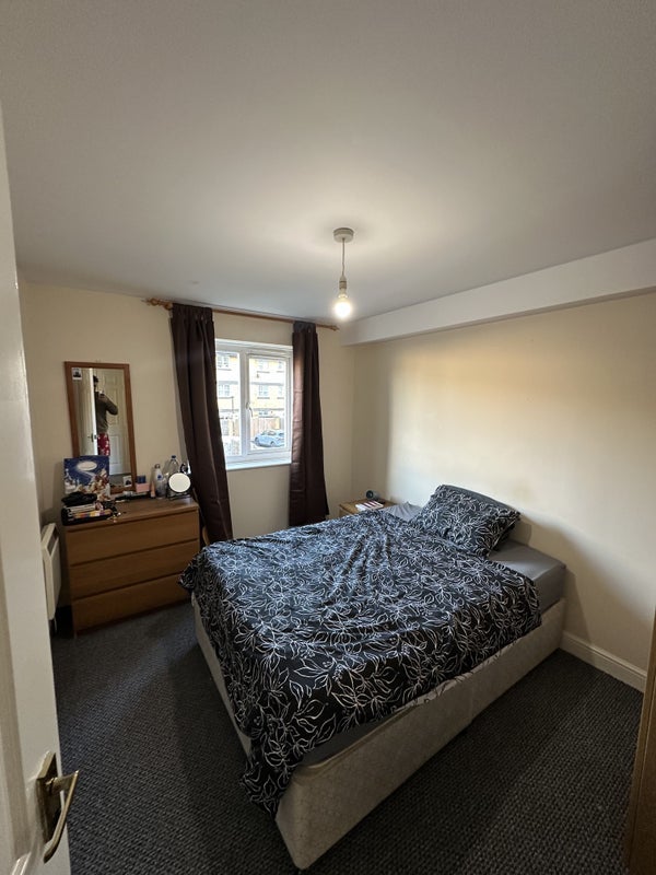 Room Ferguson Close in Greater London
