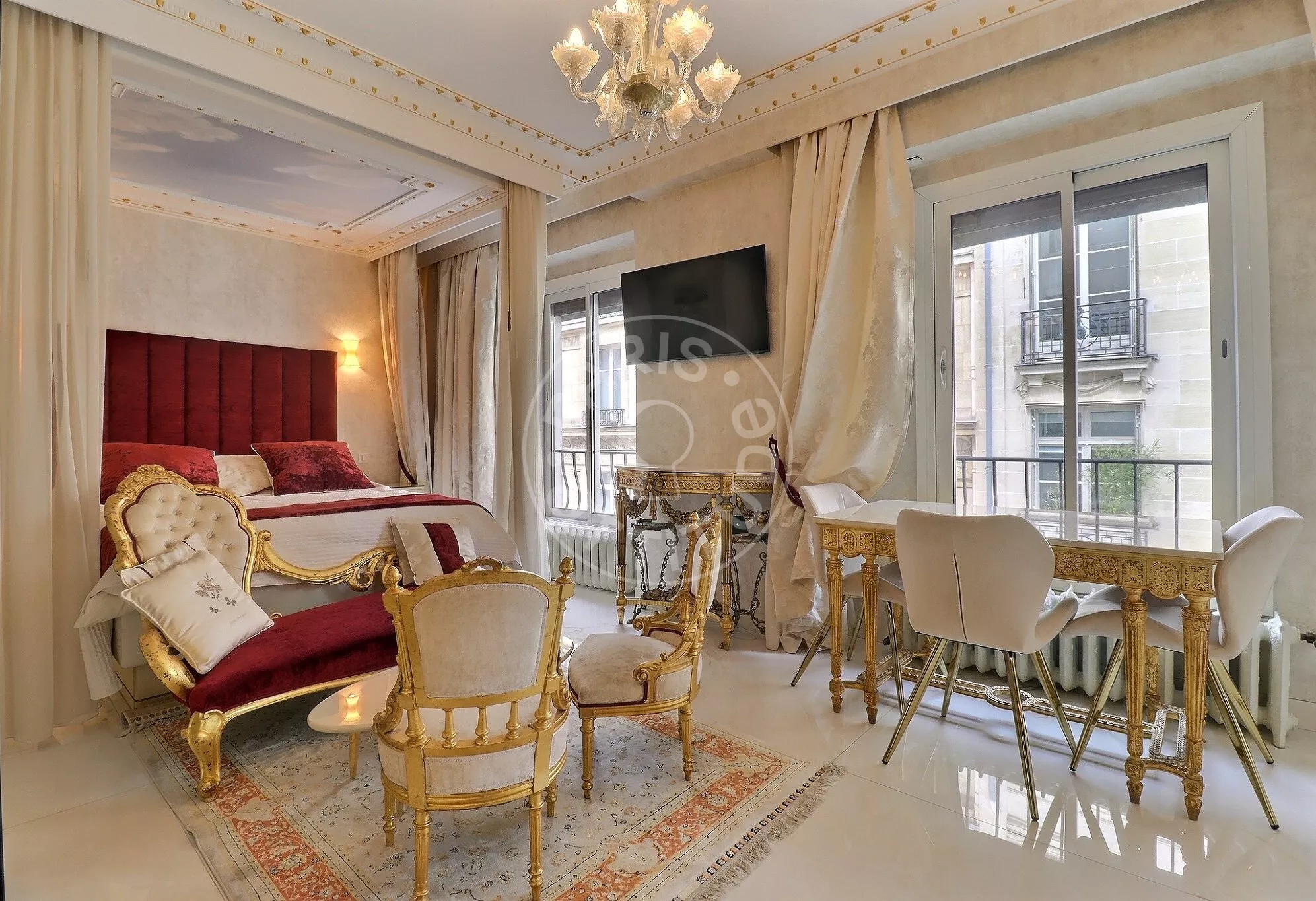 Flat Avenue Matignon in Paris