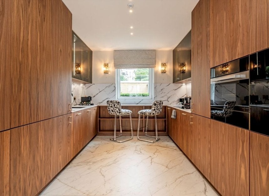 Flat Central Avenue in Greater London