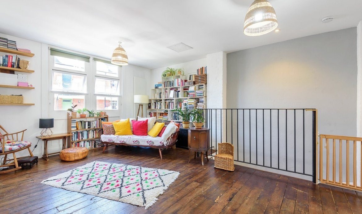 Flat Cleaver Street in Greater London