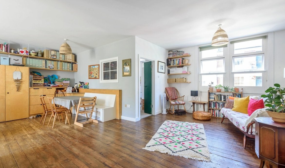 Flat Cleaver Street in Greater London