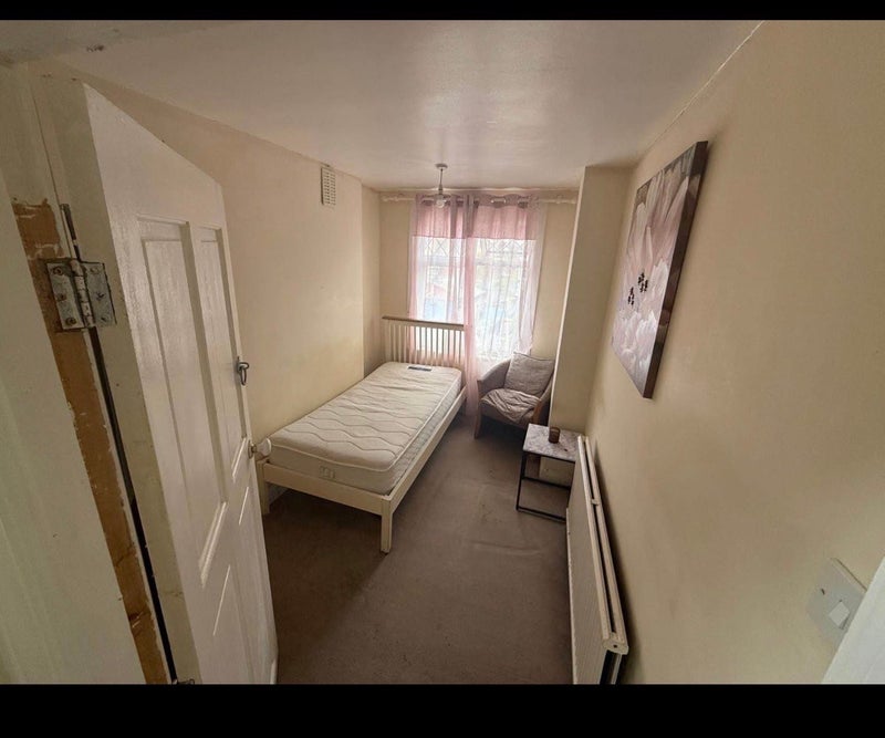 Room Ellis Avenue in Slough