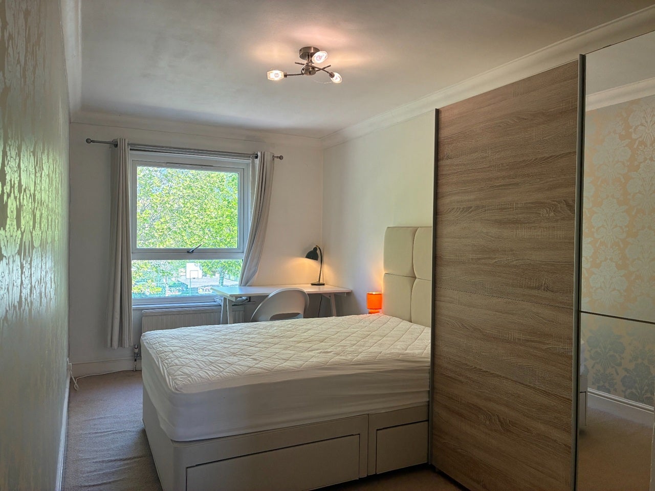 Flat Hobday Street in Greater London