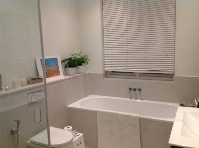 Room Glennie Road in Greater London