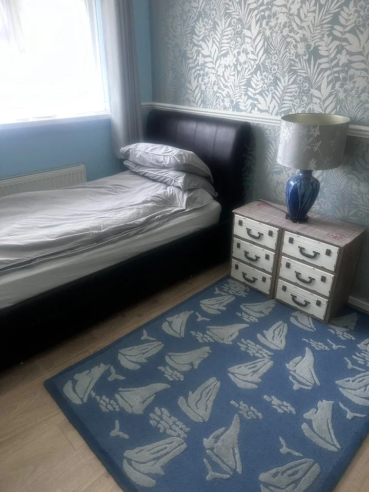 Room Elsinge Road in Greater London