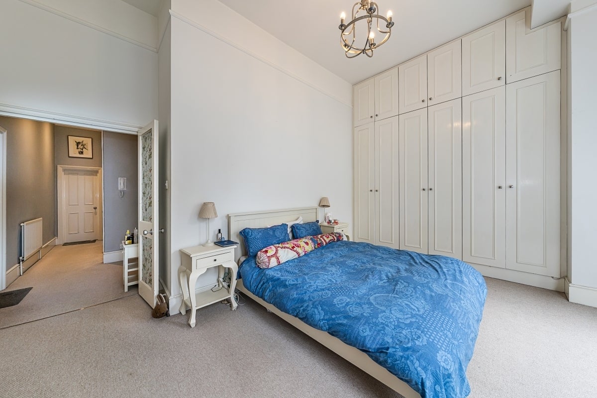 Flat Sisters Avenue in Greater London