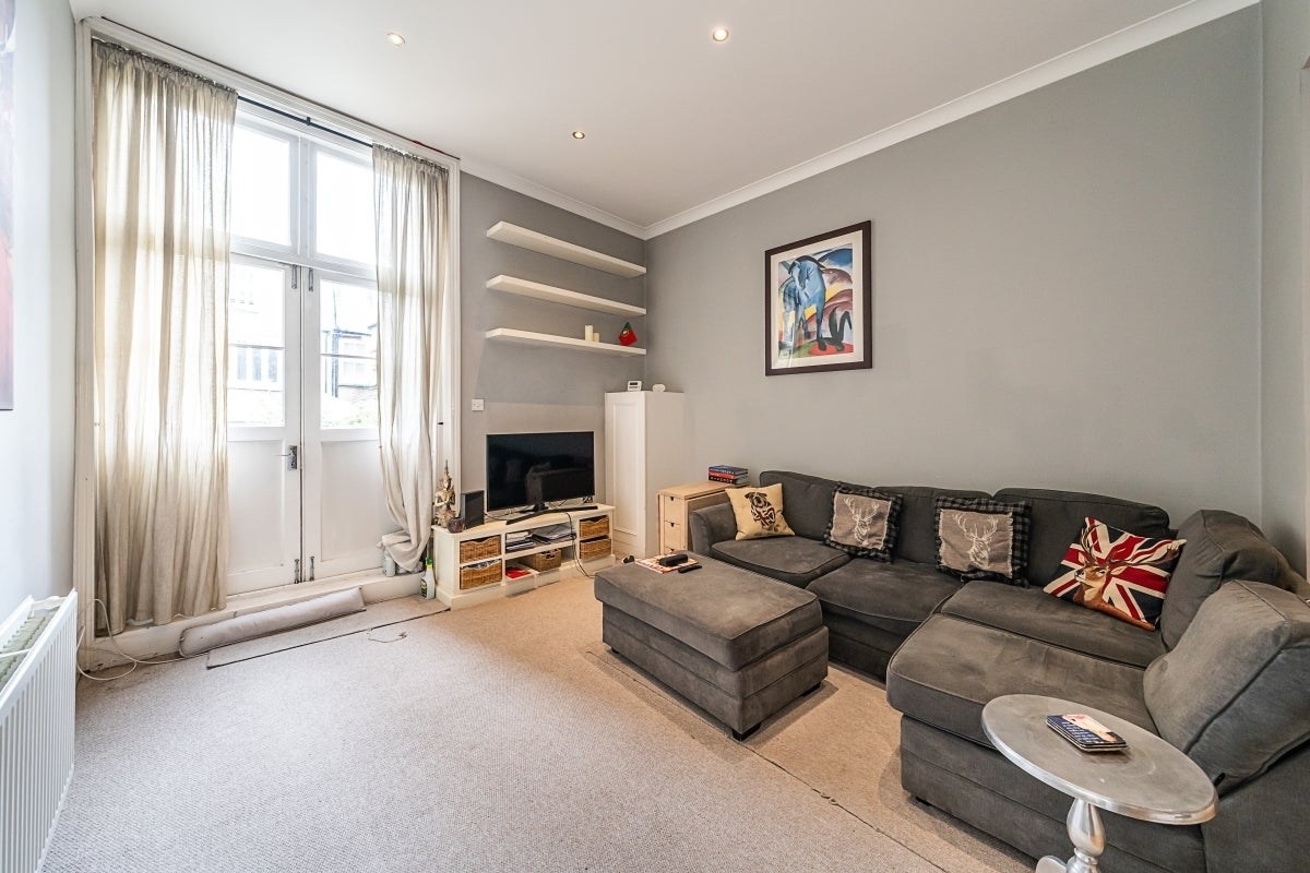 Flat Sisters Avenue in Greater London