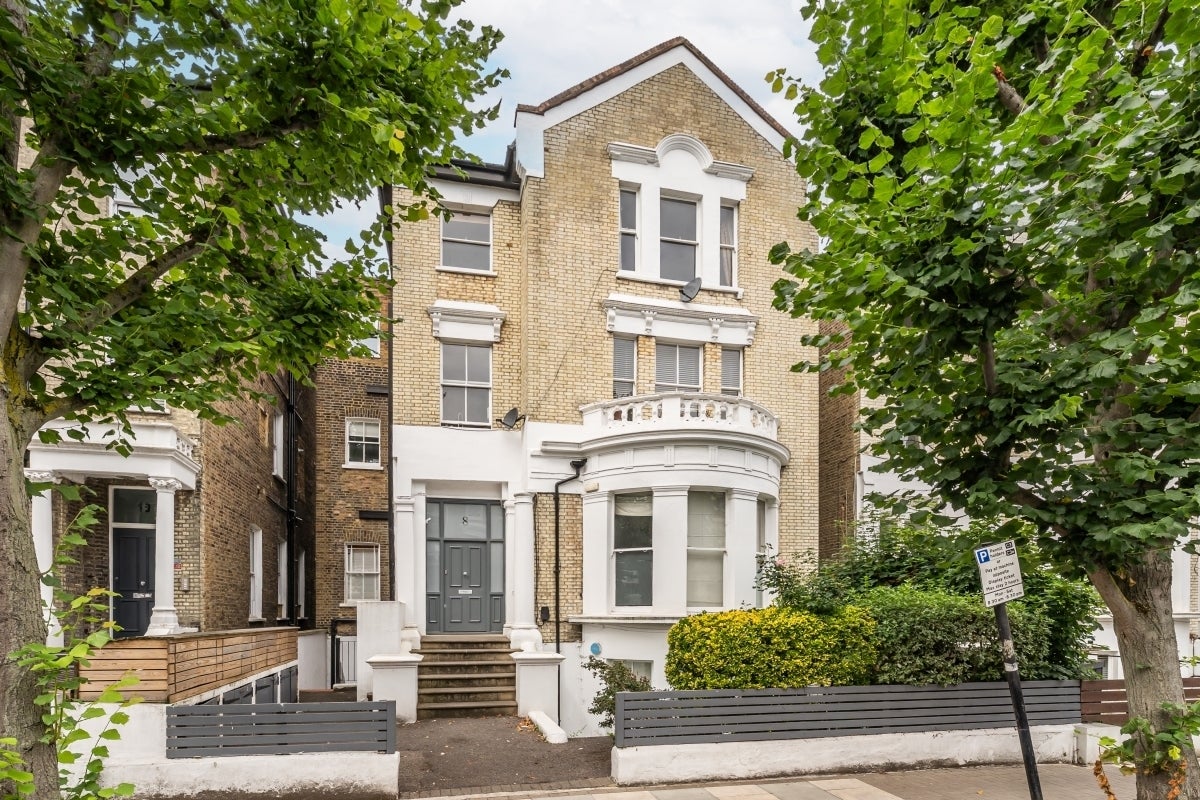 Flat Sisters Avenue in Greater London