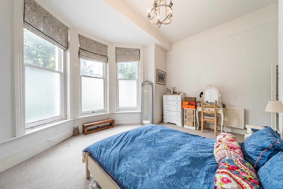 Flat Sisters Avenue in Greater London