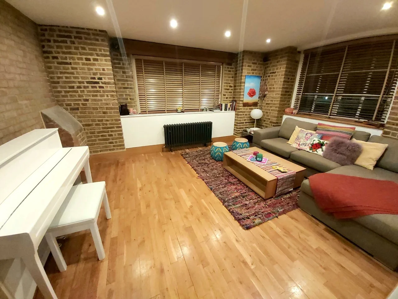 Flat Roper Lane in Greater London