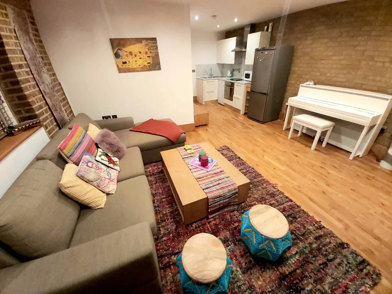 Flat Roper Lane in Greater London