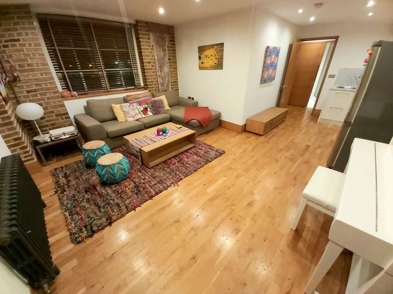 Flat Roper Lane in Greater London