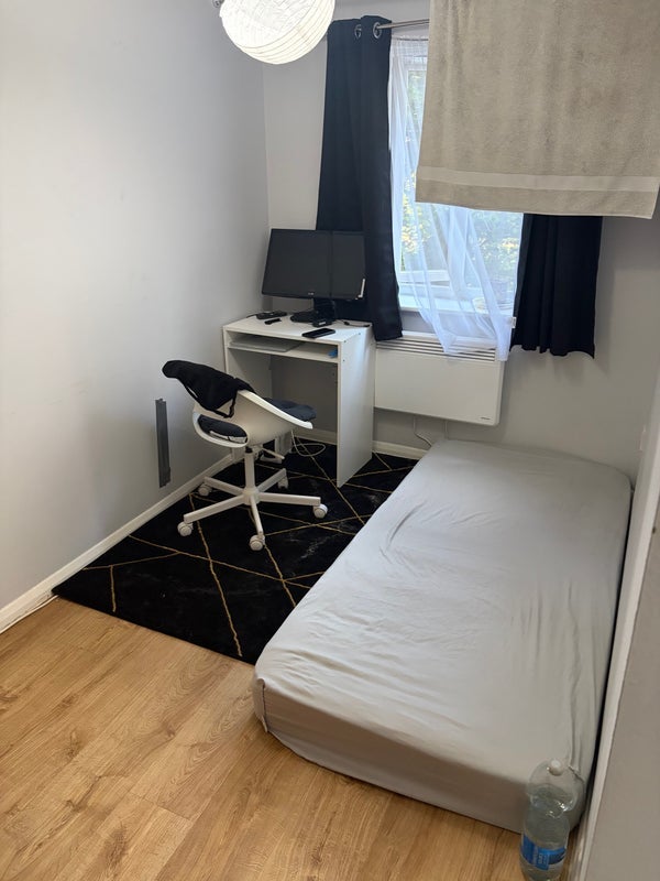 Room Whitley Mead in Harry Stoke