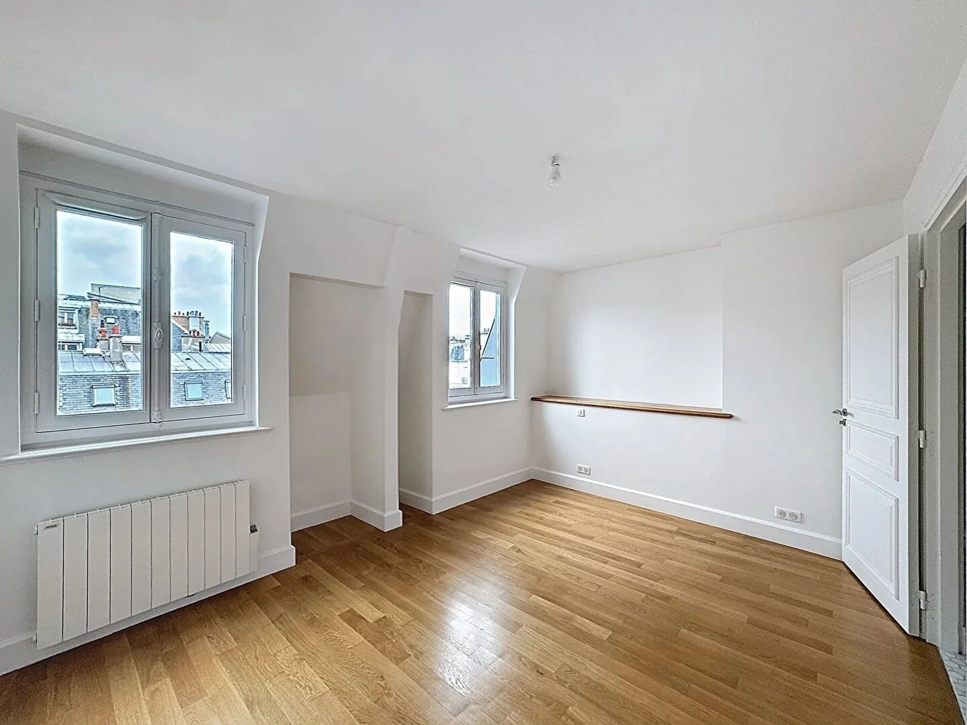 Flat Rue La Boétie in Paris