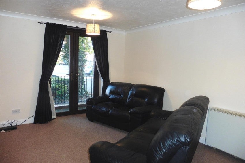 Flat Hamblin Court in Rushden