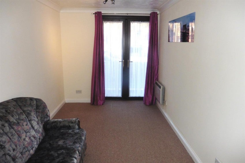 Flat Hamblin Court in Rushden