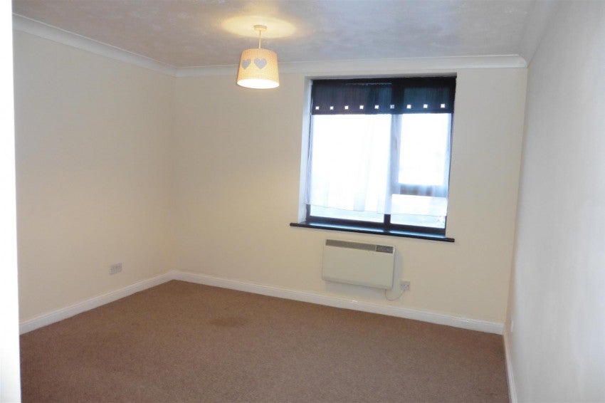 Flat Hamblin Court in Rushden