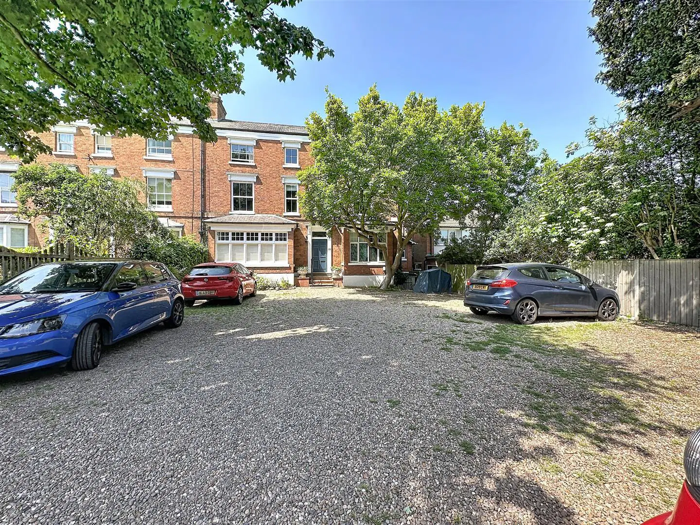 Flat Clarendon Road in Kenilworth