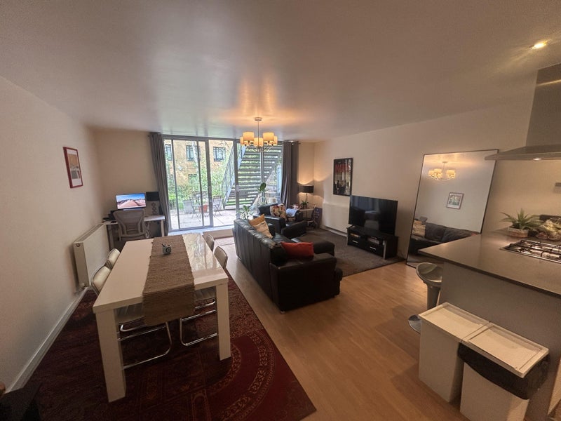 Room Wenlock Road in Greater London