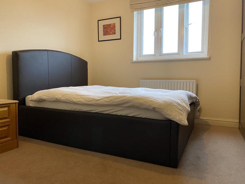 Room Sir Cyril Black Way in Greater London