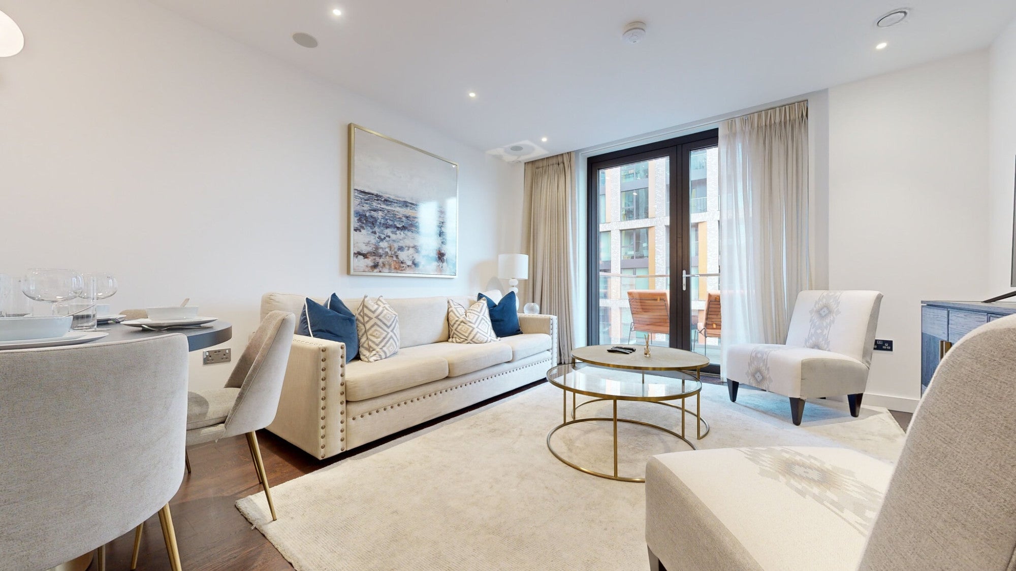 Flat Ponton Road in Greater London