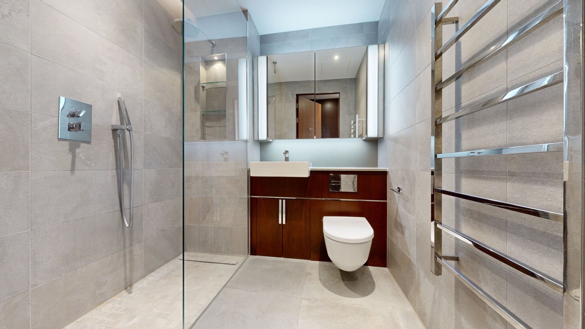 Flat Ponton Road in Greater London
