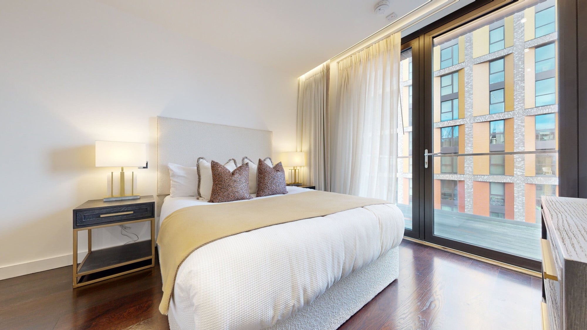 Flat Ponton Road in Greater London