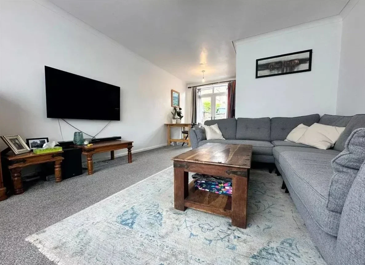House Uppermoor Close in Leeds