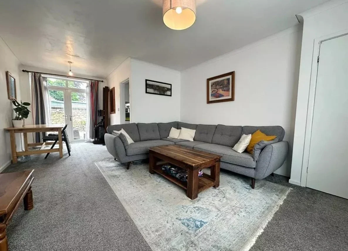 House Uppermoor Close in Leeds