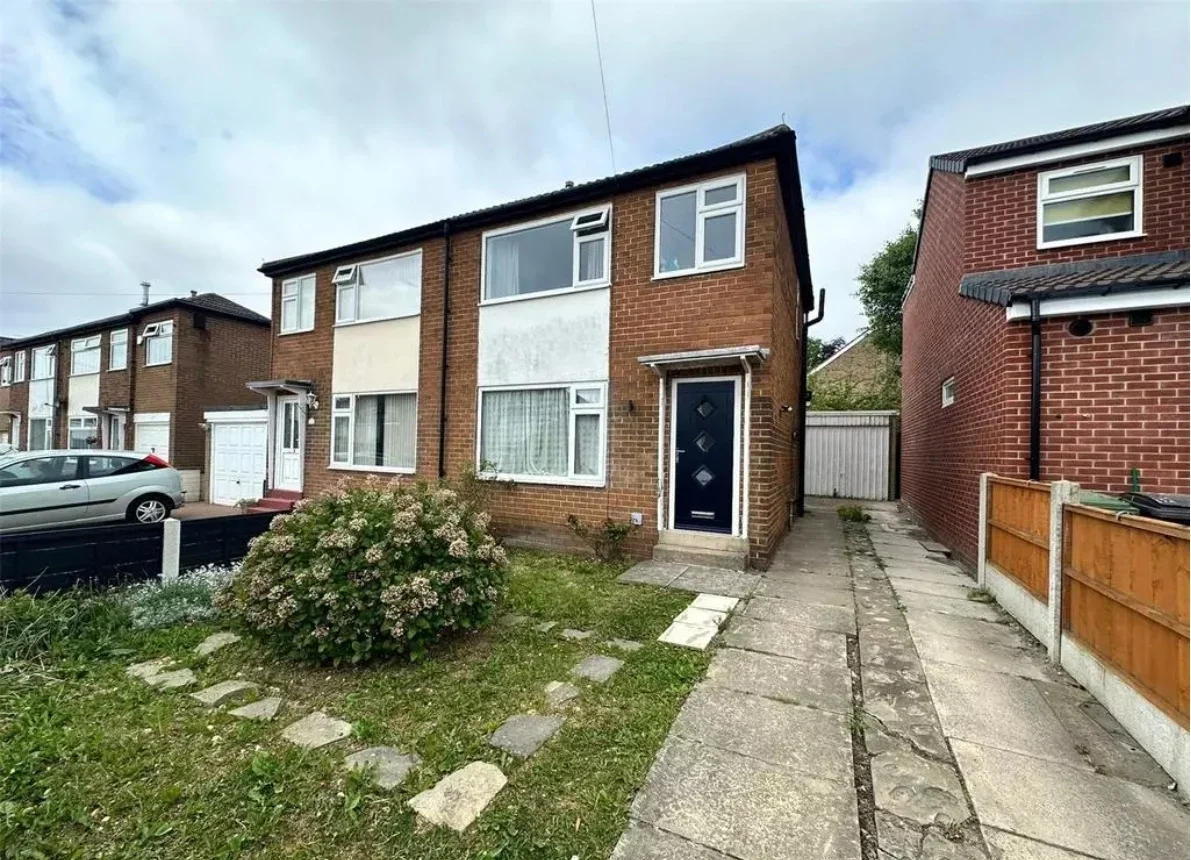 House Uppermoor Close in Leeds